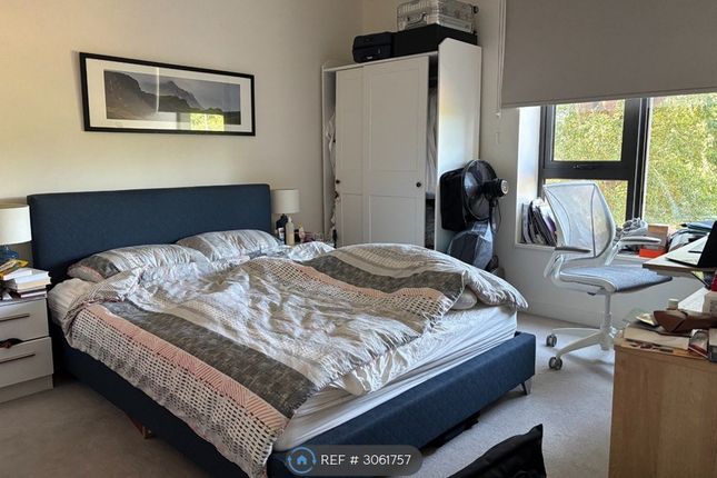 Apartment, Wood Crescent, London photo 4