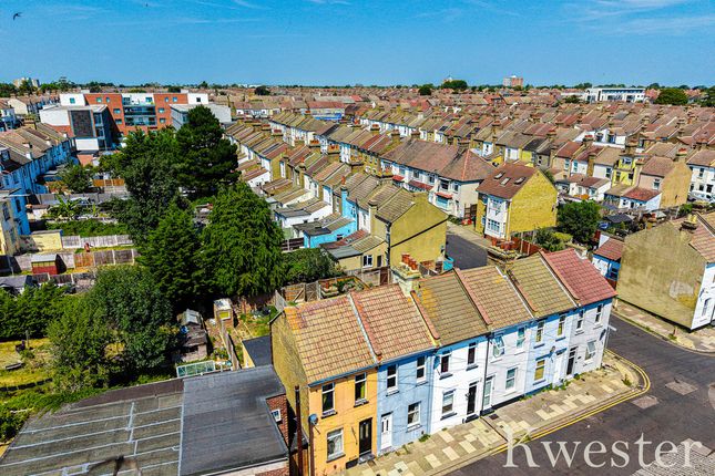 32, Fernbrook Avenue, Southend-on-sea photo 3