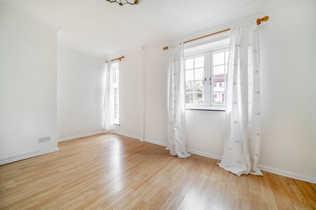 Flat for sale in Shortheath Road, Farnham