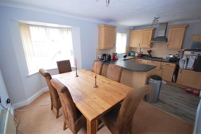 Flat to rent in Mascot Square, Colchester