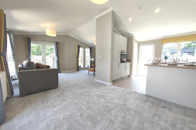 18 Pine Copse Park, Nine Mile Ride, Wokingham photo 3
