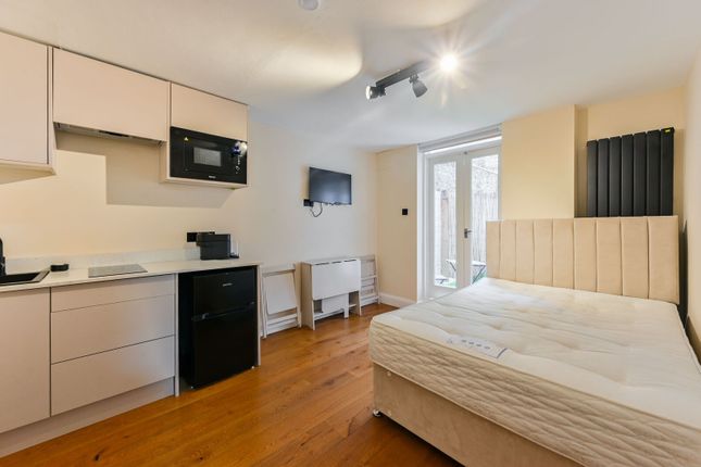 Studio flat on Fairholme Road, Barons Court, £2,925/mo