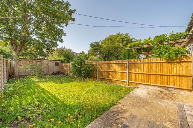 9, Bernard Avenue, London photo 4