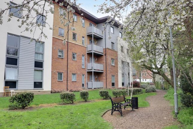 Flat to rent in Millicent Grove, Palmers Green
