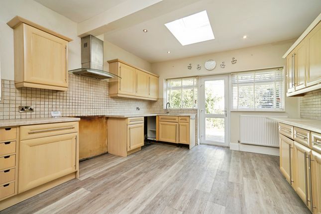 9, Mavis Avenue, Leeds photo 4