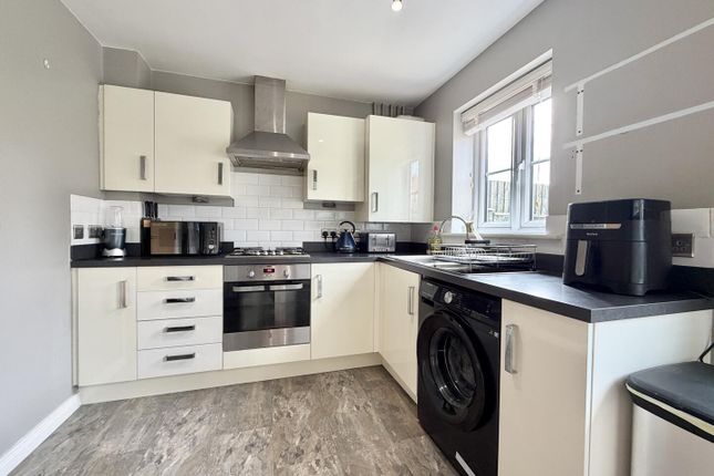 5, Thatch Close, Leeds photo 2