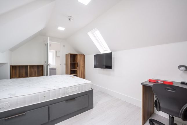 Apartment 2, Room 5, 34a High Street, Walton-On-Thames photo 2