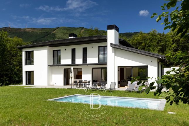 Villa for sale in Hondarribia, 20280, Spain