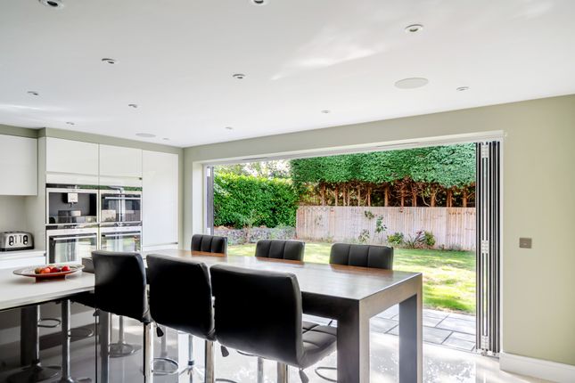 1, Benfleet Close, Cobham photo 3
