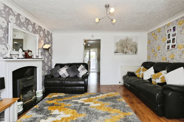 44, Rochester Close, Worksop photo 2