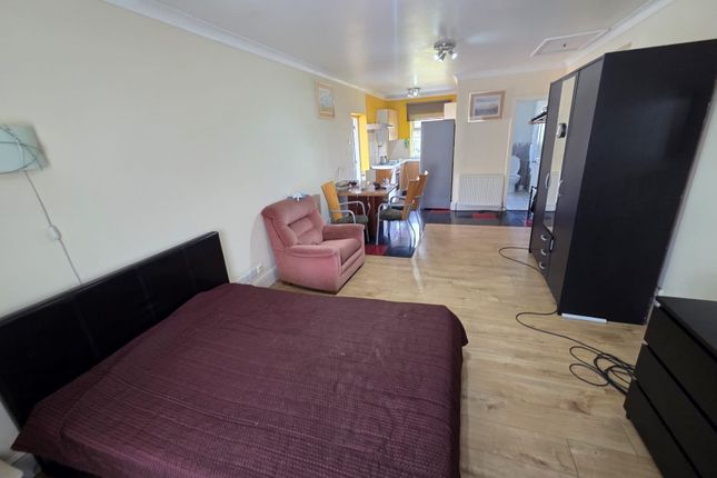 Studio Flat, 16 Pinglestone Close, Harmondsworth, WEST DRAYTON photo 2