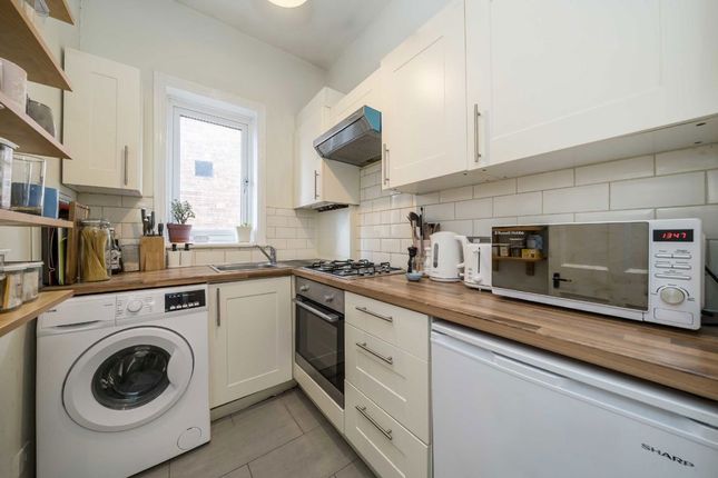 Flat 2, 5, Acacia Road, London photo 3