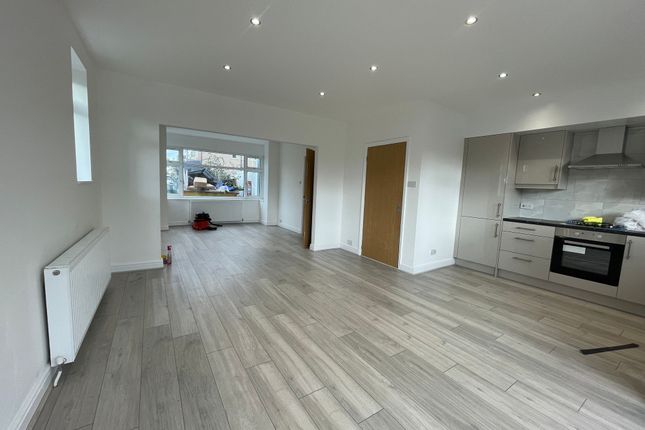 49a Wyre Grove, Hayes photo 3