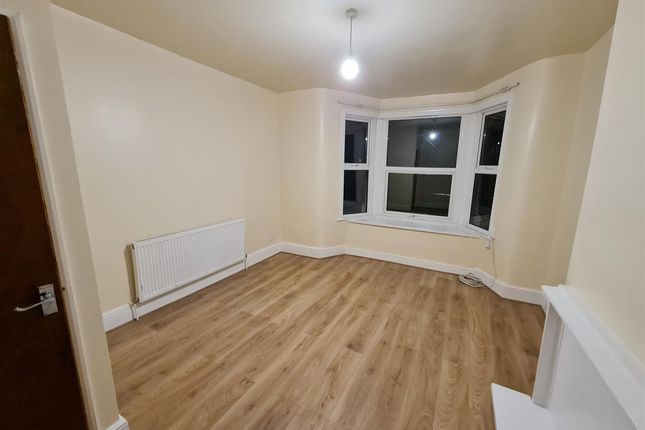 Flat 2, 673A High Road, Ilford, Ilford photo 2