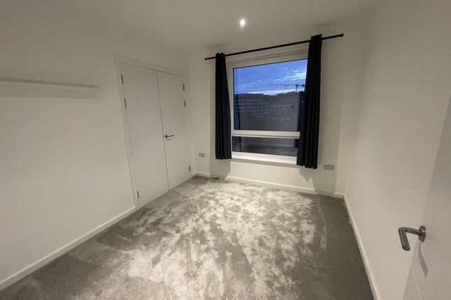 Flat to rent in High Street, Purley, Surrey