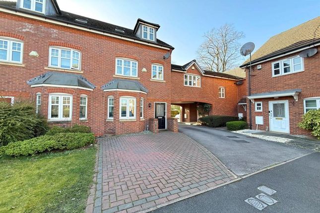 3-bed house on 35 Riding Close, Sale, £400,000