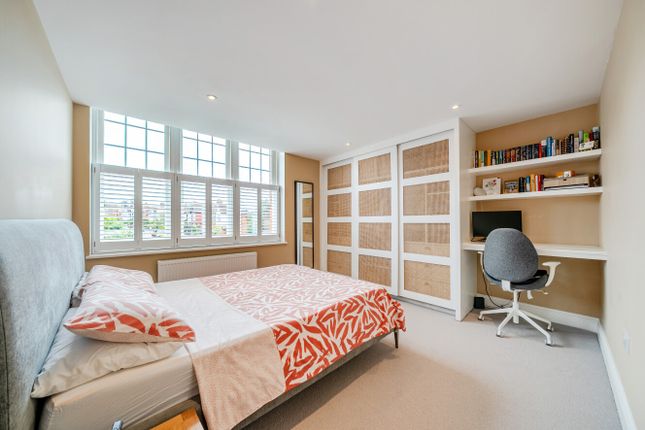 Flat 4, 12, Conyers Road, London photo 4