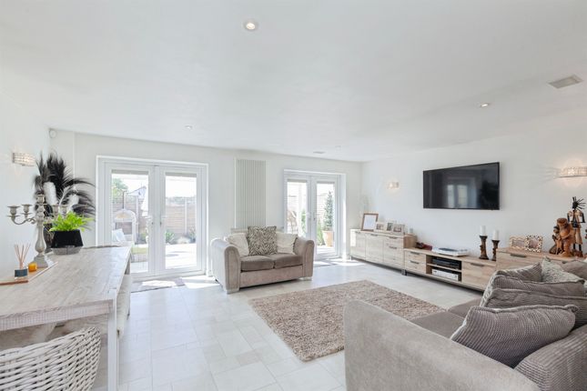 10, Fieldway Crescent, Leicester photo 4