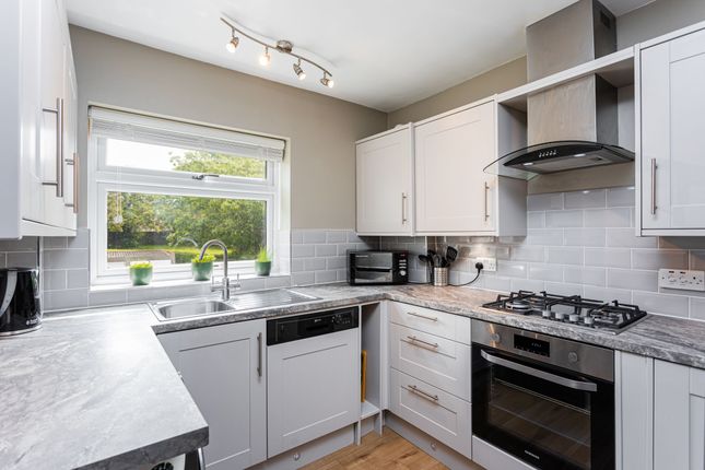 12 Hillmead, Crawley photo 2