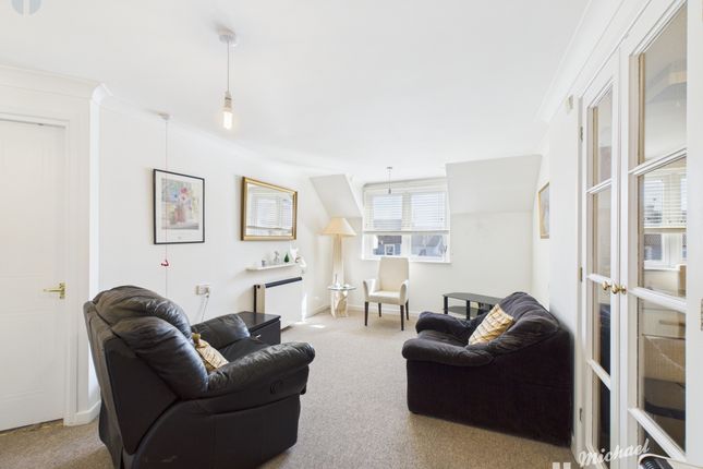 43 Sycamore Court, Aylesbury photo 2