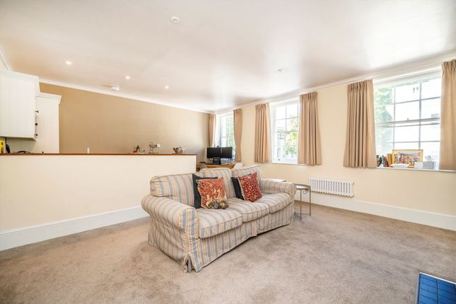 Flat 4, 70, Great Russell Street, London photo 3