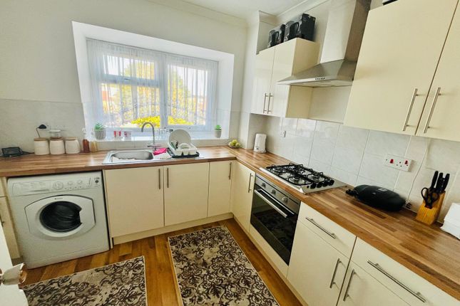 39 Rowan Close, London photo 4