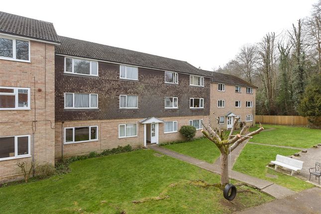 2-bed flat on Ridgeway Road, Redhill, £250,000