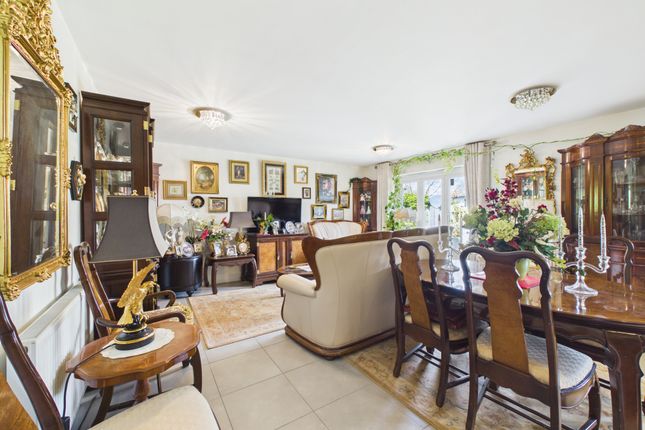 20 Owl Close, Billingshurst photo 2