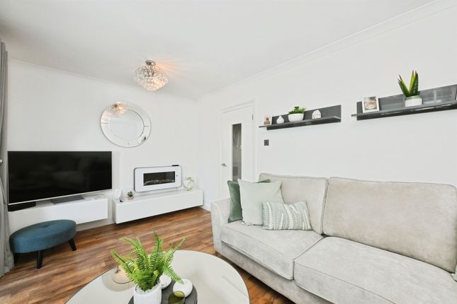 8, Kingfisher Rise, Stevenage photo 2