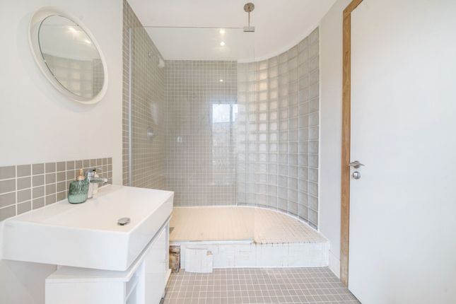 Flat 4, The Priory 47-55 Webber Street, London photo 2