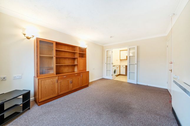 27, Lords Bridge Court, Shepperton photo 3