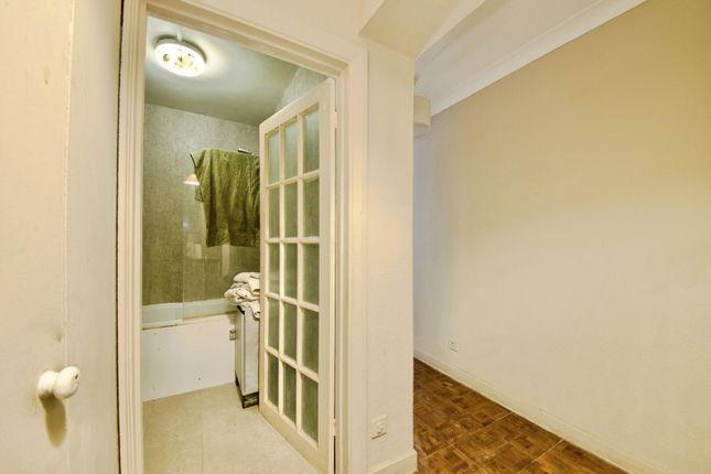 Flat 2, 975, High Road, London photo 3