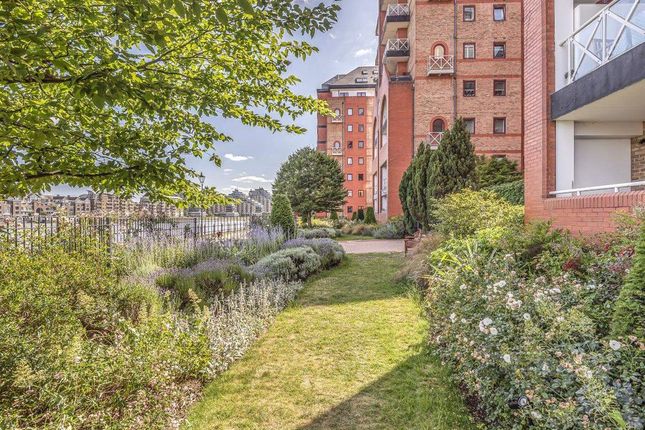 Studio flat on Watermans Quay, William Morris Way, Parsons Green Fulham, London, £3,500/mo