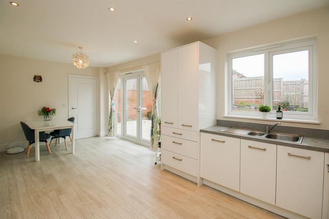 12, Swithens Close, Wakefield photo 3