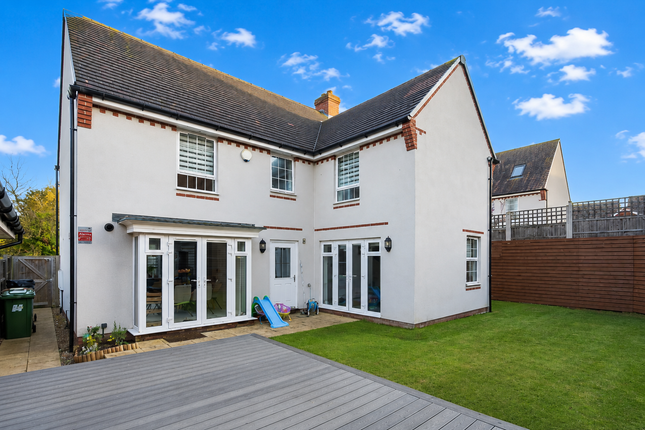 9, Hubert Crescent, Hertfordshire photo 3