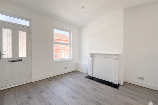 16 St. Pauls Road, Luton, Bedfordshire photo 2