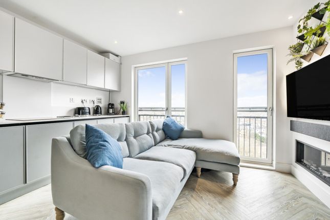 Flat for sale in Courthouse Way, London