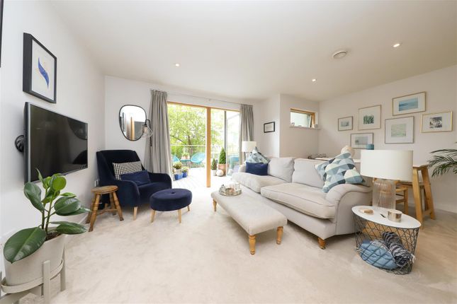 3 Burnham House, Chantry Close, West Drayton photo 2