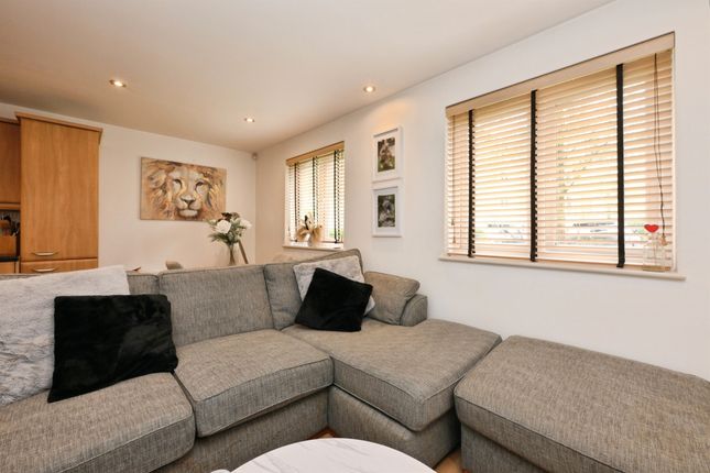 20, Waterfall Close, Hoddesdon photo 4