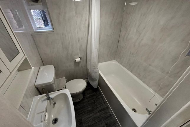 37, Longroyd Grove, Leeds photo 5