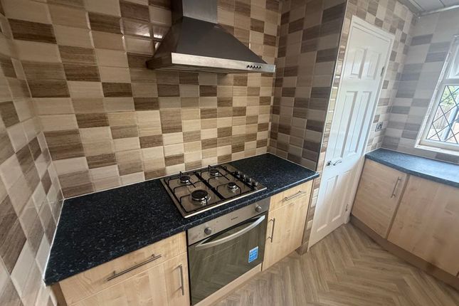 33, Stainecross Avenue, Huddersfield photo 3