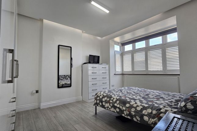106 Streatham Vale, London photo 2