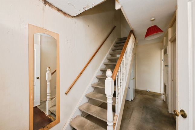244, Milwards, Harlow photo 2