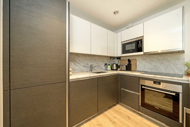 Flat 13 Beaulieu House, Sovereign Court, Glenthorne Road, London photo 3