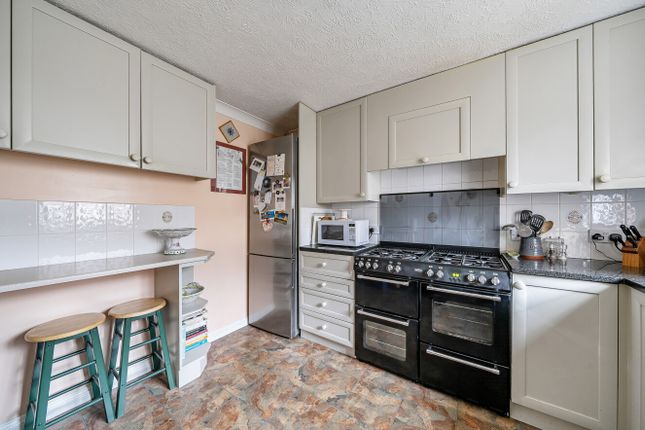 32, Martinsyde, Surrey photo 3