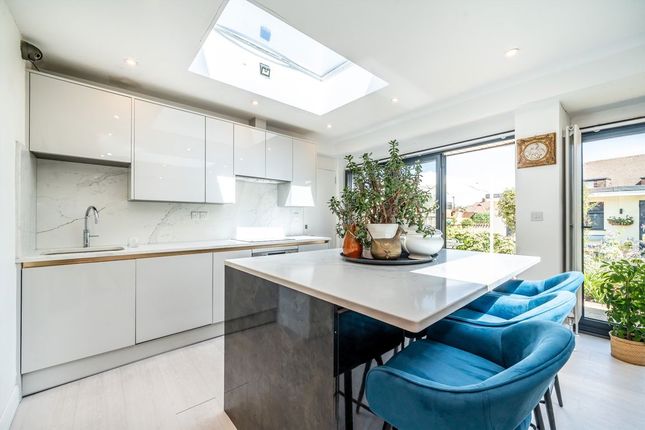 16, Camborne Way, Hounslow photo 4
