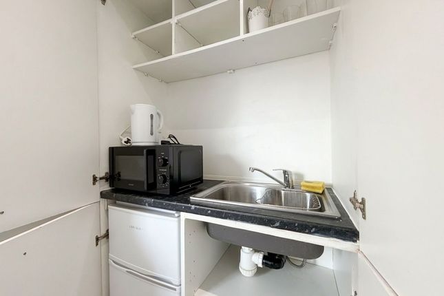 Studio Room, 21 Belgrave Mews, Uxbridge photo 3