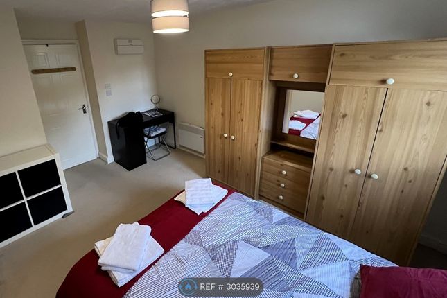 Flat, Sherwood House Rembrandt Way, Reading photo 3