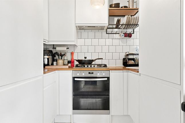 Flat 5, Bowen Court, Highbury Grange, London photo 4