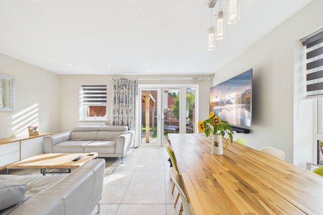 39, Appleton Way, Reading photo 4